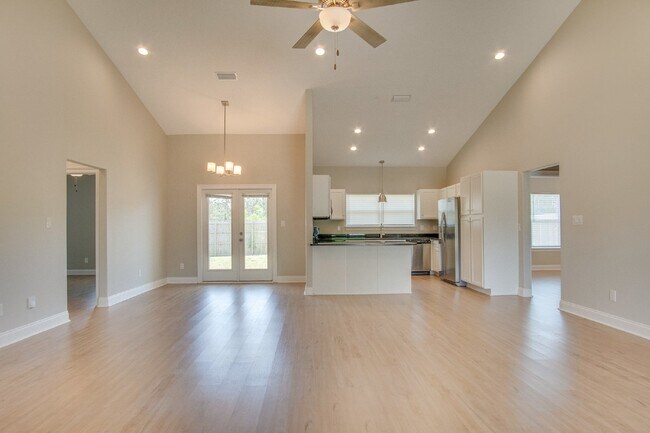 Building Photo - Stunning 3 Bedroom townhome in Gulf Breeze...