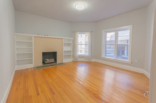 Building Photo - Hyde Park Wonderful  1bed/1bath