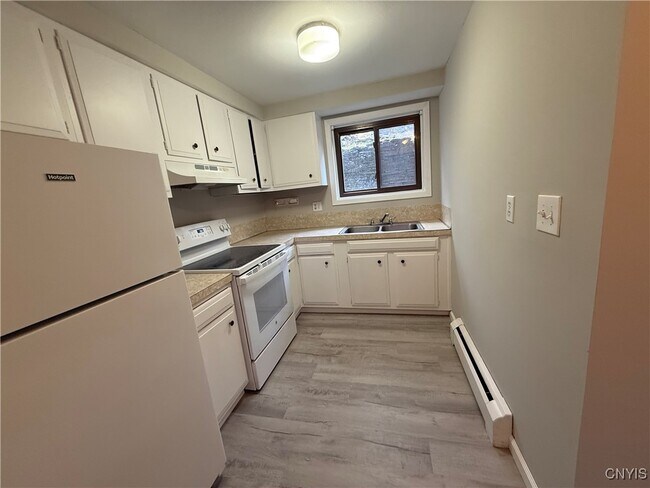 Foto del edificio - 120 Hasbrouck St