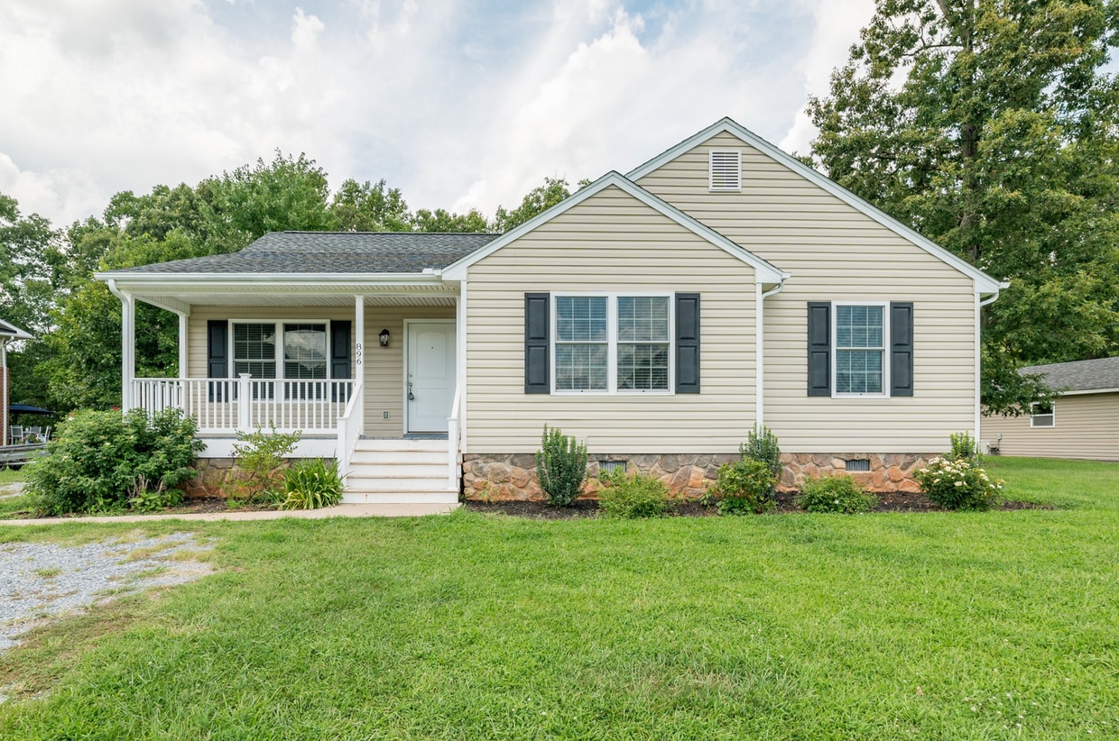 Primary Photo - 3 Bedroom || 2 Bathroom Home in Madison He...