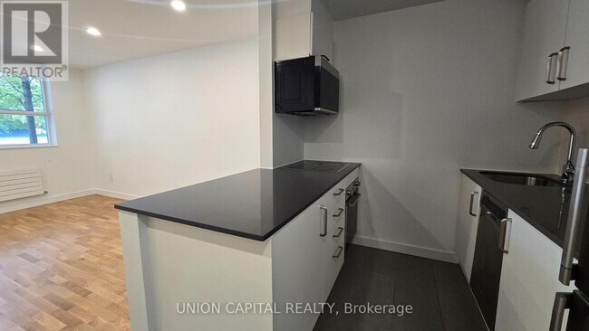 Photo du bâtiment - 407-230-230 Oak St