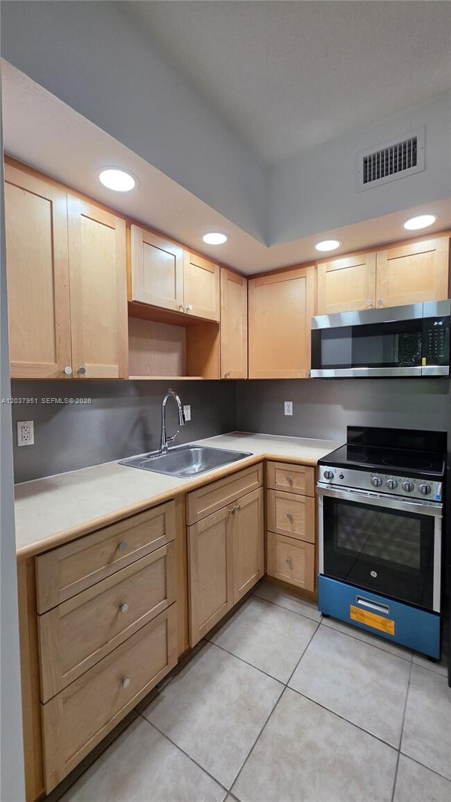 Building Photo - 2630 SW 28th St