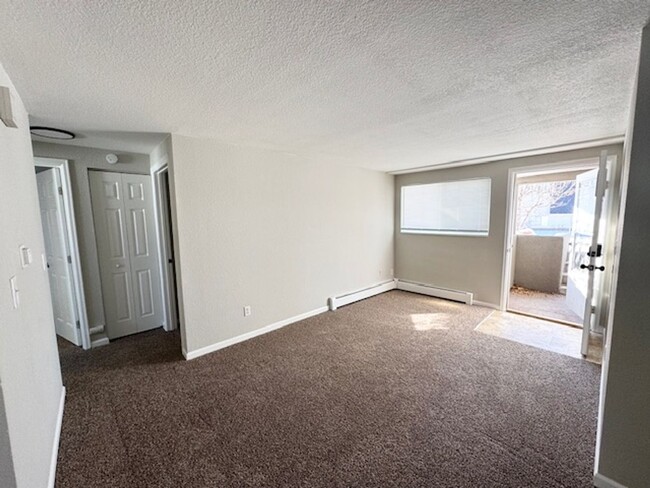 Building Photo - Amazing 2 Bedroom 1 Bathroom Apartment!! L...