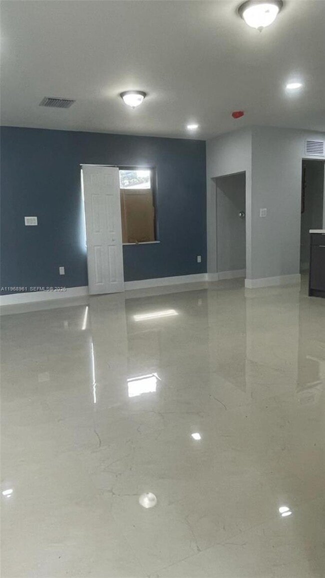 Foto del edificio - 3051 NW 102nd St