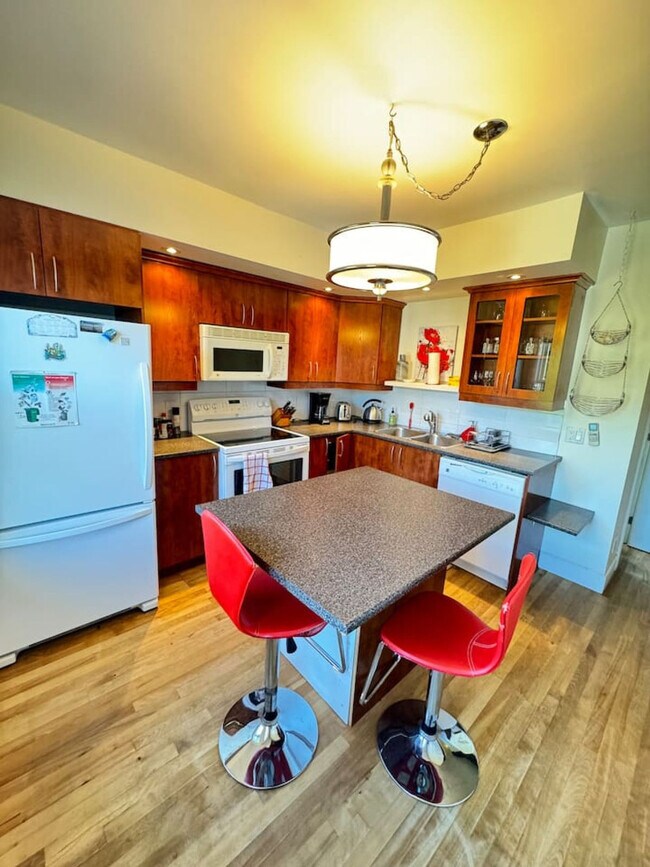 Building Photo - 6417 10e Avenue-SI ID1234586P