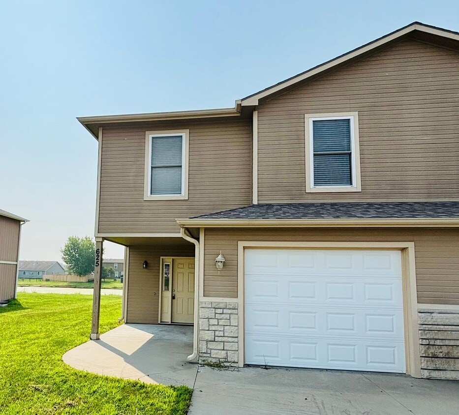 Primary Photo - Live Comfortably on the East Side – Spacio...