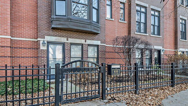 Building Photo - 835 W 14th Pl