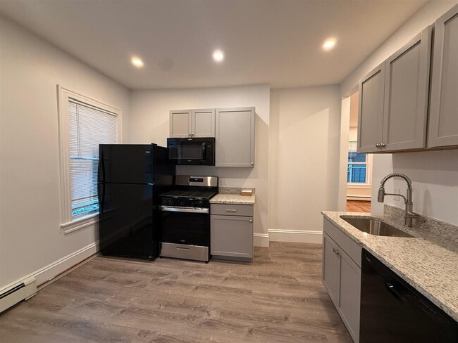 Building Photo - 76 Oak St