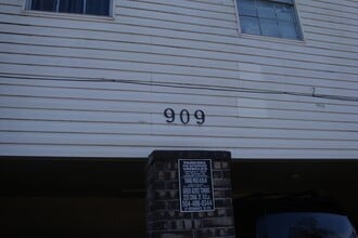 Building Photo - 909 E Monterey Ct