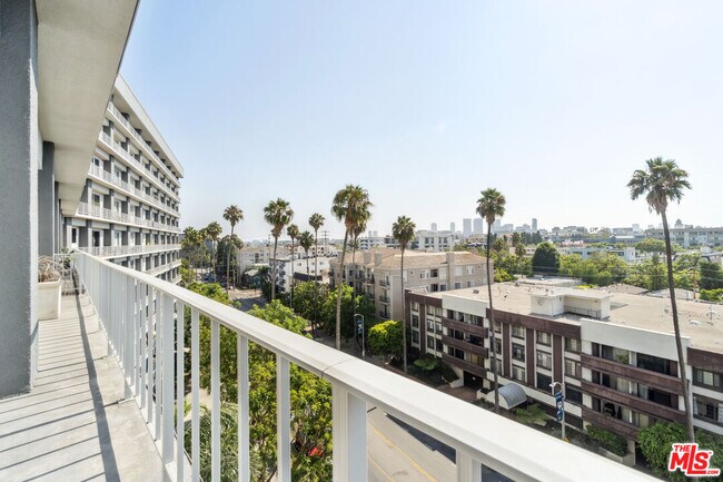 Foto del edificio - 100 S Doheny Dr