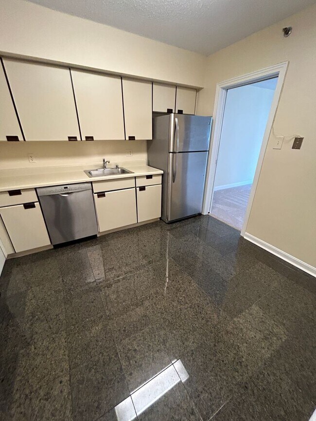 Foto del edificio - Nice One Bed + One Bath in Luxury Secure Doorman Bldg