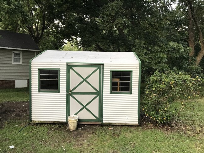 Building Photo - Great Corner Lot Home in Downtown Clayton