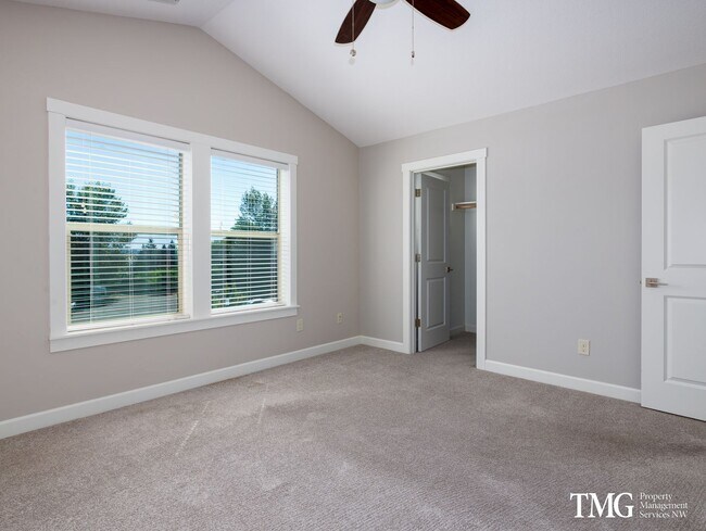 Foto del edificio - Pre- Leasing Large 3 Bedroom Home- With Garage