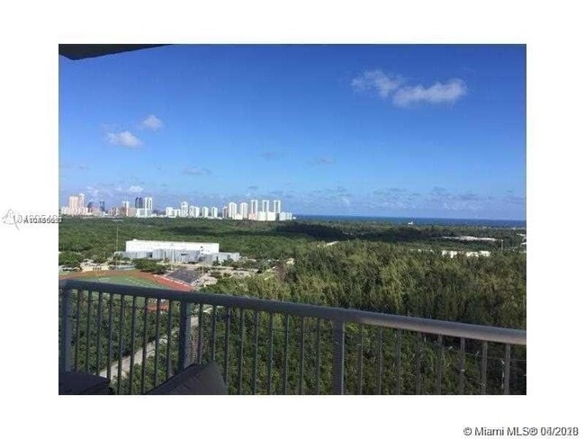 Foto del edificio - 14951 Royal Oaks Ln
