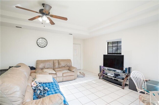 Foto del edificio - 2702 Blue Jay St