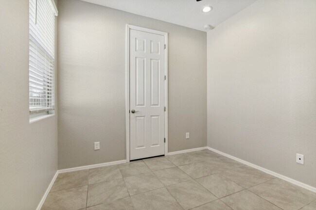 Building Photo - 4 Bedroom Single Family in Glendale