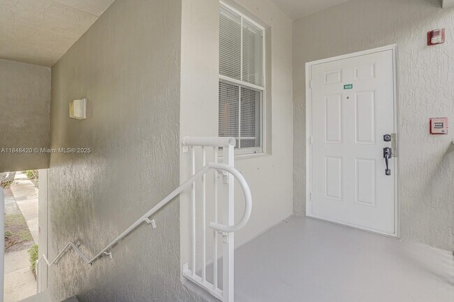 Building Photo - 1013 Shoma Dr