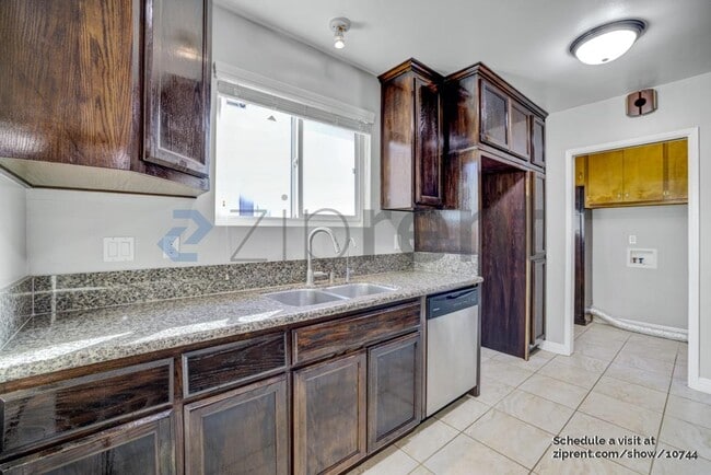 Foto del edificio - 16422 McRae Ave