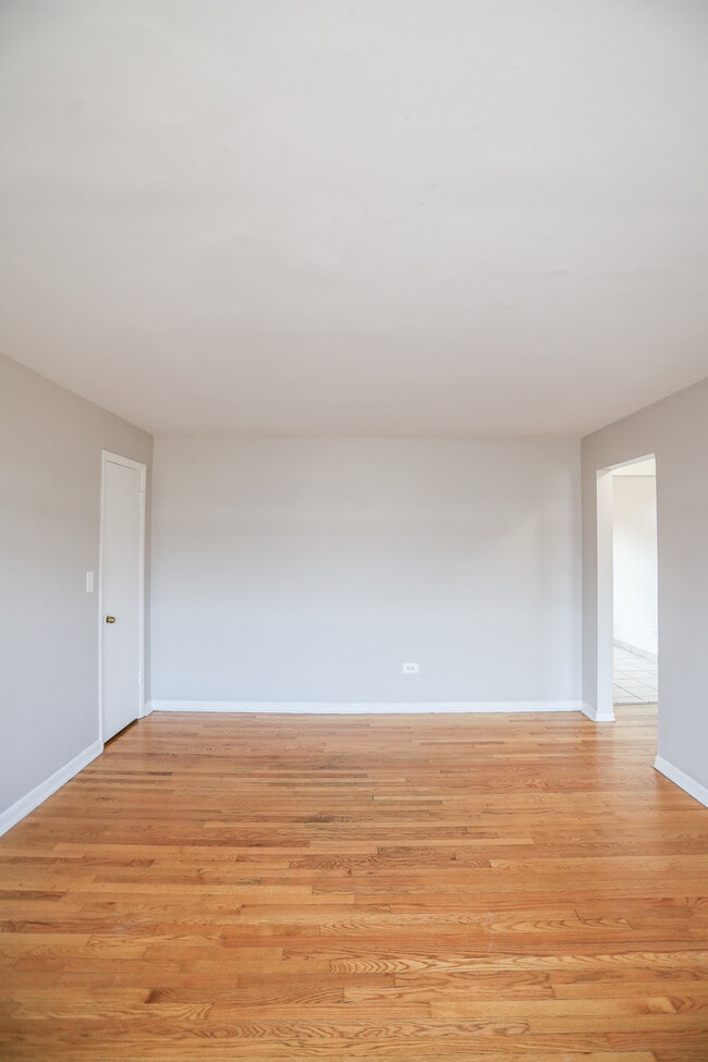 Building Photo - 1660 W Pratt Blvd