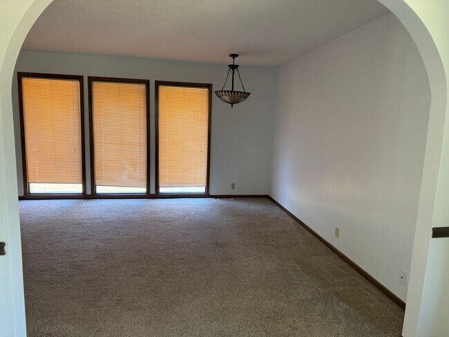 Foto del edificio - Large 3BR/3BA Home Near Linden Park!