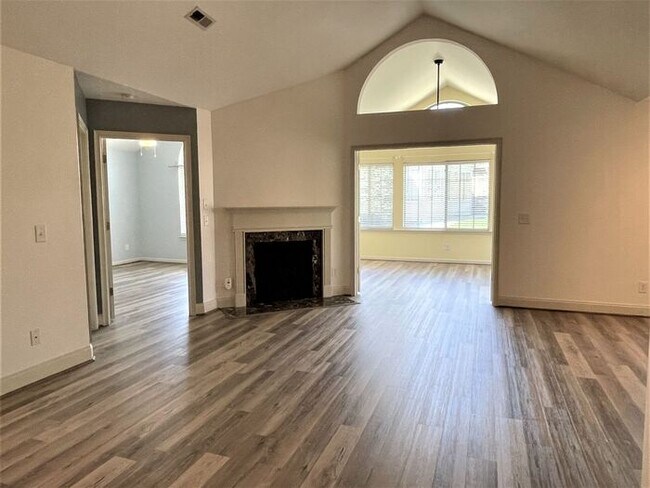 Foto del edificio - Executive One Story Townhouse, New Wood La...