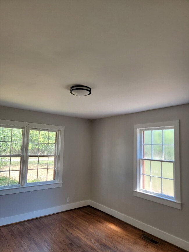Building Photo - "Charming 3-Bed Retreat with Gleaming Hard...