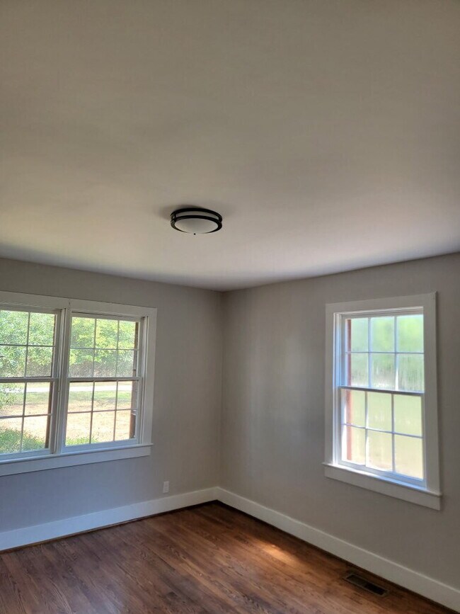 Foto del edificio - "Charming 3-Bed Retreat with Gleaming Hard...
