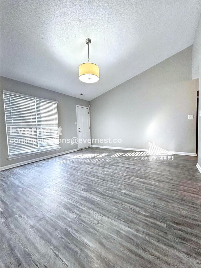 Foto del edificio - 2721 Fairstone Ave