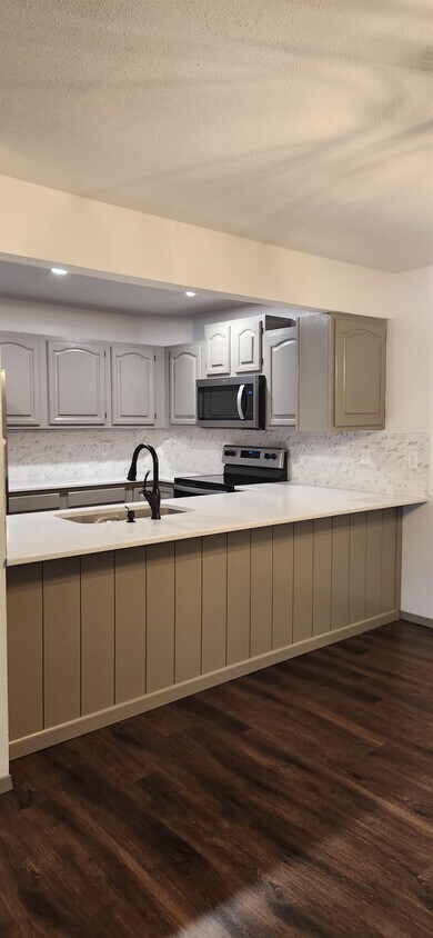 Foto principal - 3945 Fairway Hills Dr