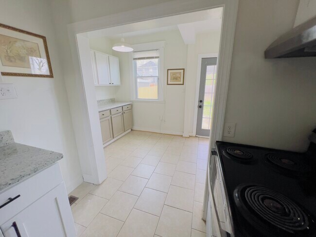 Kitchen eating area - 716 Northside Ave