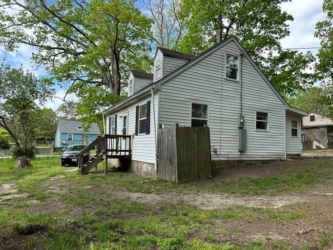 Foto del edificio - Spacious 3 Bedroom, 1 Bathroom House on quiet street