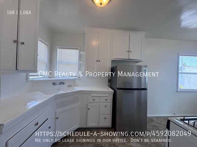 Building Photo - 4841 1/2 Clark Ave-