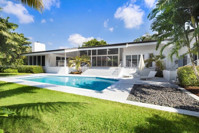 Building Photo - 5780 Las Palmas Dr