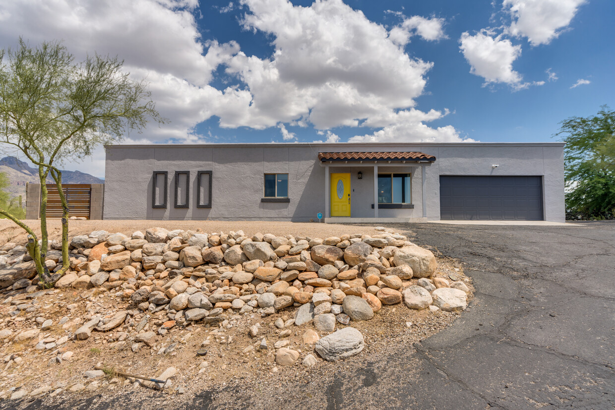 Primary Photo - 6842 N Camino de las Brisas