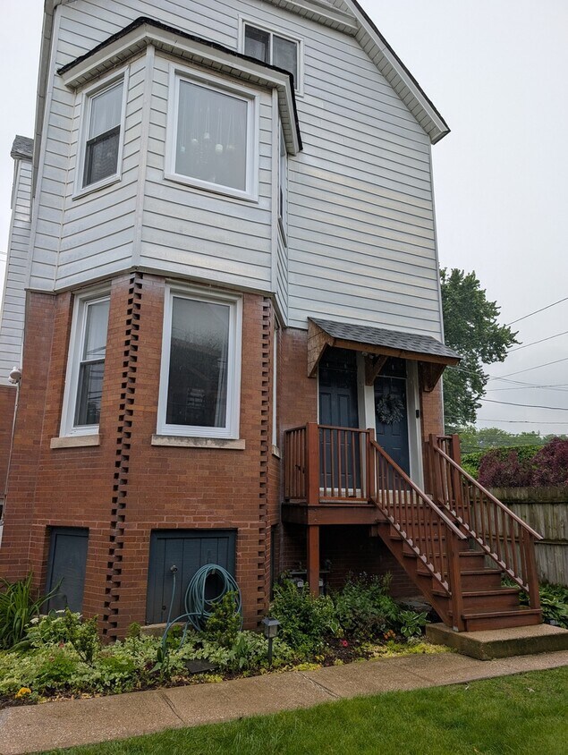 Primary Photo - 2437 W Ainslie St