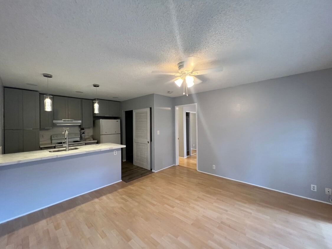 Primary Photo - Upstairs Corner Unit 1 Bedroom/1 Bath Town...