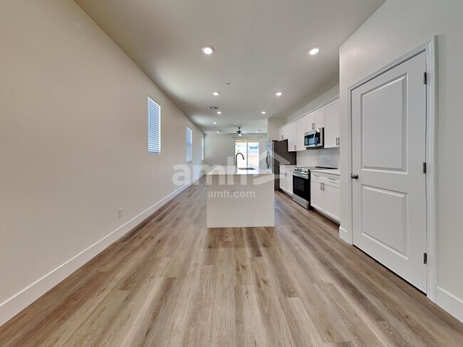 Building Photo - 525 Silverbell Falls Place