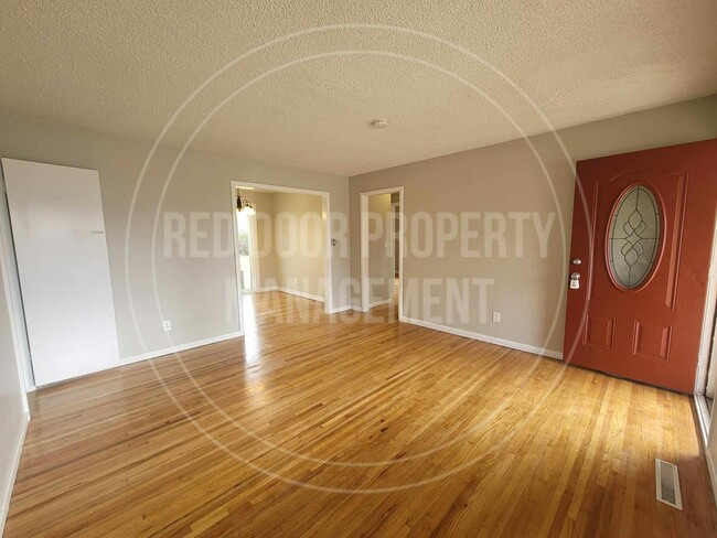 Foto del edificio - 1502 E Jump St