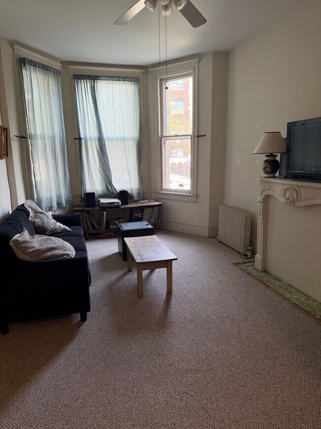 Sala de estar con ventanal - 1336 Kenyon St NW