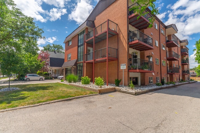 Building Photo - 388 Dufferin Avenue
