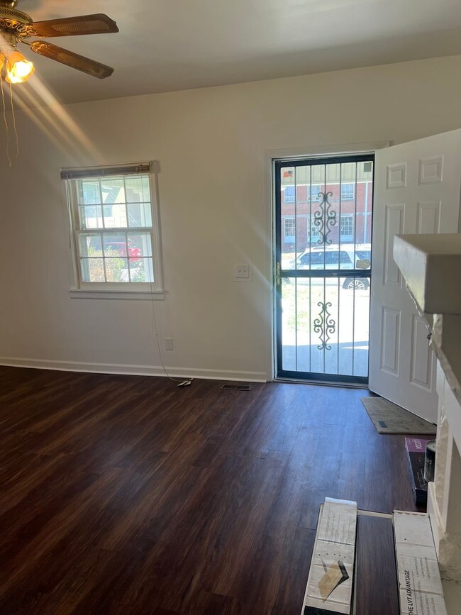 Building Photo - 1 month free with 13 month lease- East Nas...
