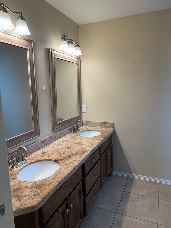 Building Photo - 1003 Lake View Dr