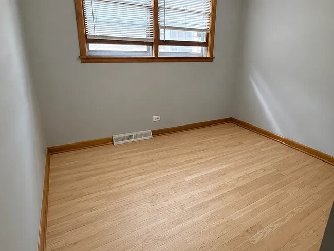 dormitorio - 8113 S Exchange Ave