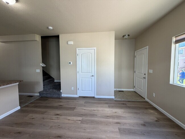 Foto del edificio - Beautiful 2-Story Townhome with Finished Basement