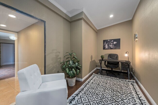 Building Photo - Spectacular townhome in the highly desirab...