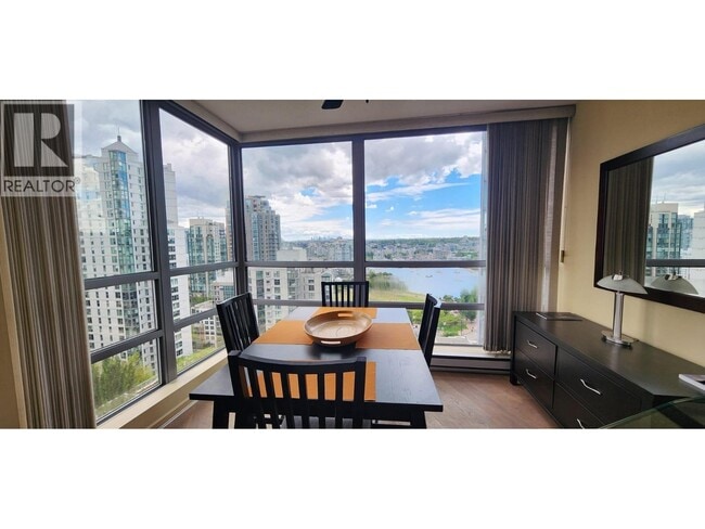 Building Photo - 501 Pacific St