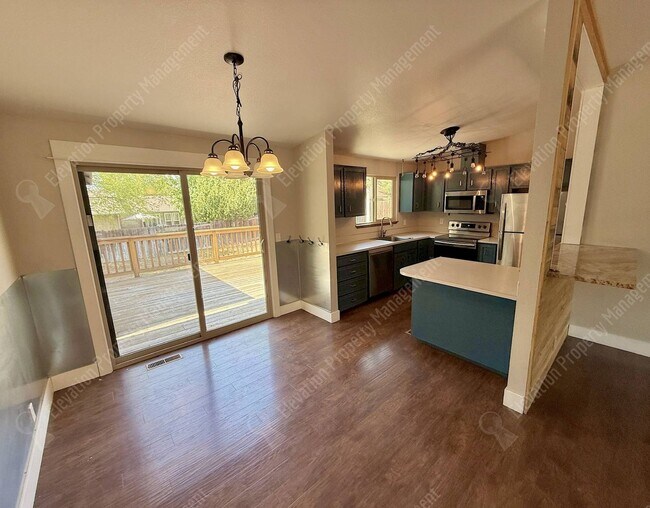 Foto del edificio - Single-Level 3 BR in NE Bend with large fully-fenced yard