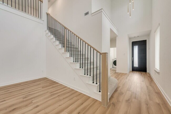 Foto del edificio - Beautiful 5 bedroom 3 full bath home in the heart of Heartland!