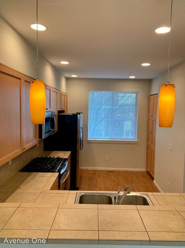 Building Photo - 2 br, 2.5 bath House - 10812 Slater Ave NE