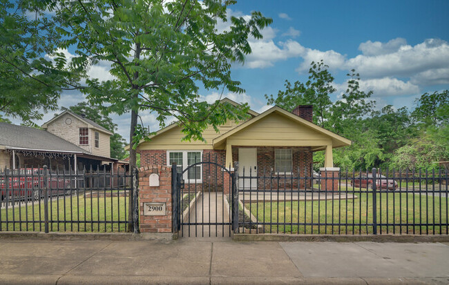 Building Photo - 2 bedroom 1 bath w/ office
